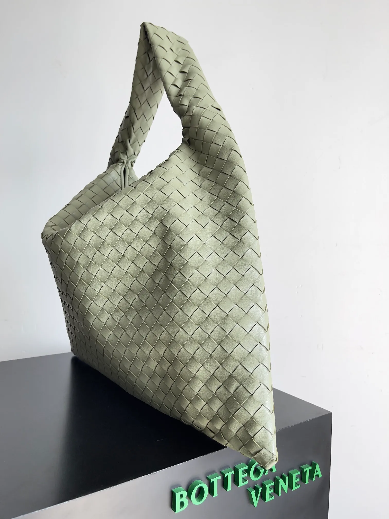 Batch 2160 Recently, I seem to be obsessed with this bag from BV~ The new Hop is really not too beautiful. The whole bag has no seams. The bag body and handles are made of one piece of leather. It embodies the style and essence of Bottega Veneta. It truly represents craftsmanship and creativity. The large size has a very loose and lazy upper body. Big bag lovers will definitely not regret buying it. Style number: 763970 Size: 53*24*13
